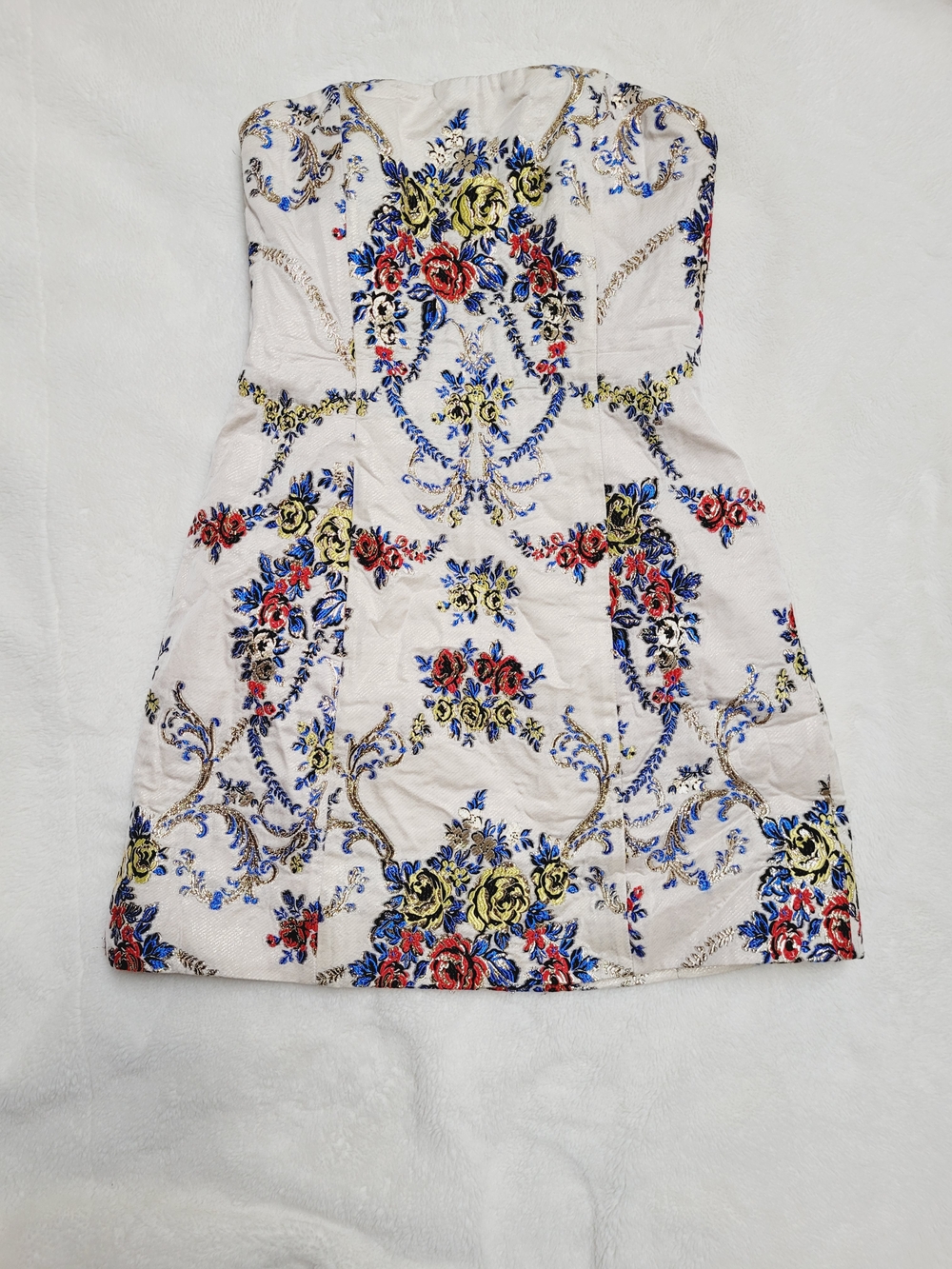 Alice + Olivia Felia Strapless Floral Brocade Dress